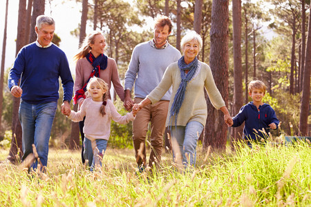 El verano con la familia política: Los cinco errores que convierten las vacaciones en una prueba de resistencia